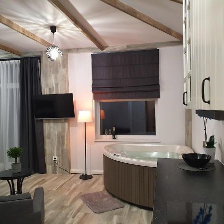 Apartamentai Su Jacuzzi ปาเนเวชิส ภายนอก รูปภาพ
