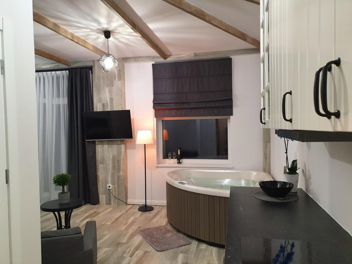 Apartamentai Su Jacuzzi ปาเนเวชิส ภายนอก รูปภาพ