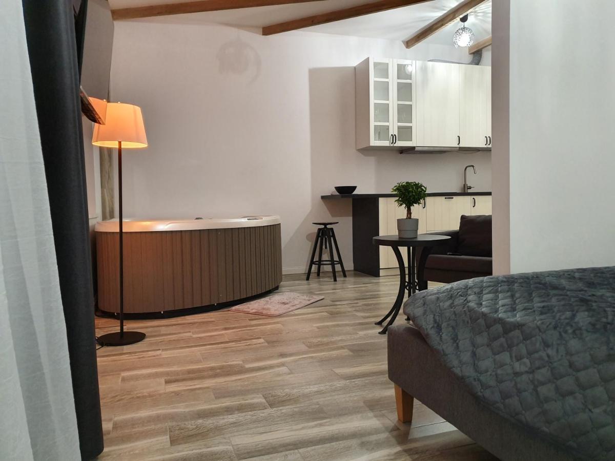Apartamentai Su Jacuzzi ปาเนเวชิส ภายนอก รูปภาพ